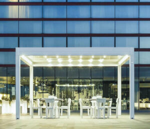 Lamellendach mit Licht von my-pergola24.com